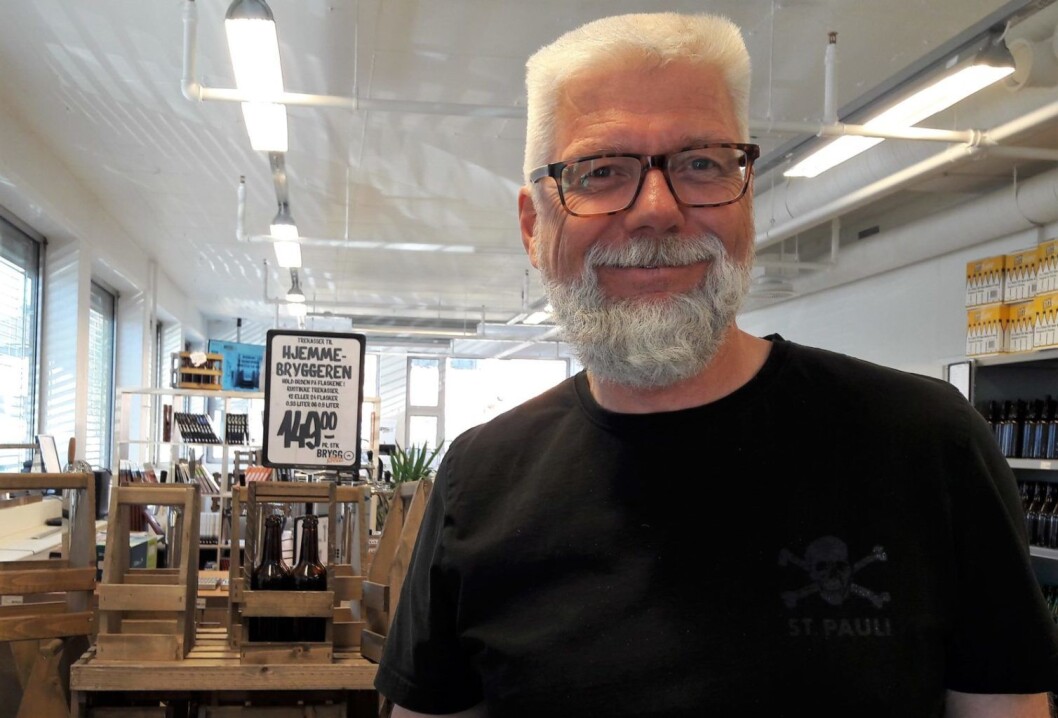 Johan Bergh har handlet inn råvarer til ølbrygging. Nå blir det godt, hjemmelaget øl på Bergh og kameratene fra Hovinbekken. Foto. Anders Høilund Johan Bergh har handlet inn råvarer til ølbrygging. Nå blir det godt, hjemmelaget øl på Bergh og kameratene fra Hovinbekken. Foto. Anders Høilund