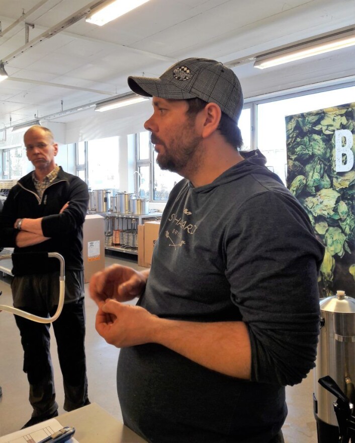 Surt vann, gir godt øl, forklarer Christian Salicath fra St.Hallvard bryggeri, til hobbybryggere som hadde møtt opp for å lære noen knep om ølbrygging. - Vannet i springen i Oslo har gjerne en pH-verdi på 7, mens det for mange øltyper gir bedre resultat med noe surere vann, sa Salicath. Foto: Anders Høilund Surt vann, gir godt øl, forklarer Christian Salicath fra St.Hallvard bryggeri, til hobbybryggere som hadde møtt opp for å lære noen knep om ølbrygging. - Vannet i springen i Oslo har gjerne en pH-verdi på 7, mens det for mange øltyper gir bedre resultat med noe surere vann, sa Salicath. Foto: Anders Høilund