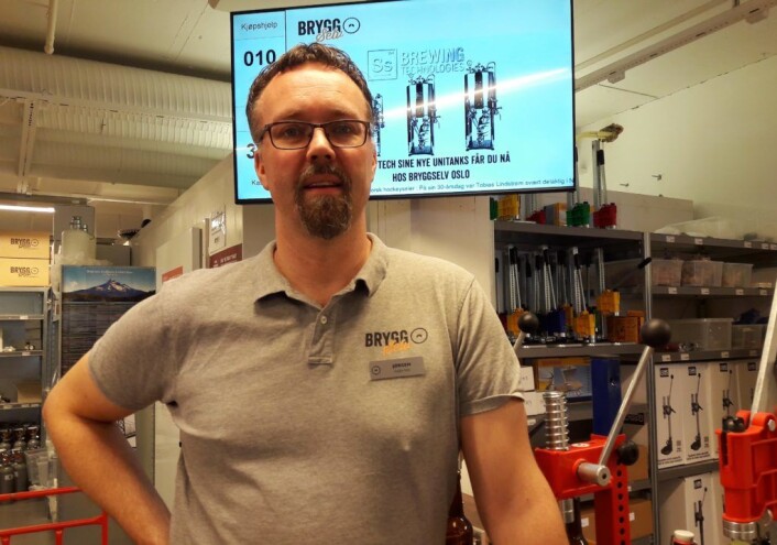- Vi lærer bort knepene som gir deg godt, hjemmebrygget øl, sier daglig leder hos Bryggselv Megastore på Hasle, Jørgen Jansson. Foto: Anders Høilund - Vi lærer bort knepene som gir deg godt, hjemmebrygget øl, sier daglig leder hos Bryggselv Megastore på Hasle, Jørgen Jansson. Foto: Anders Høilund
