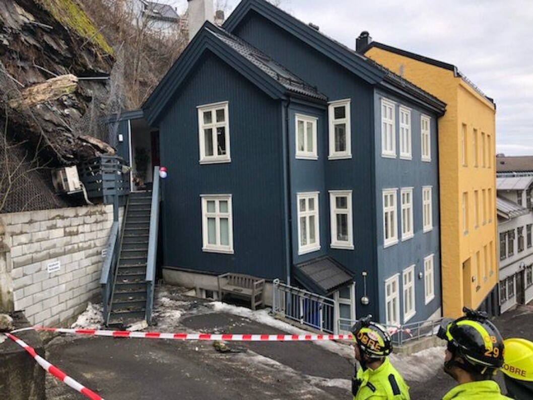 Til venstre for inngangen sees steinene som raste ned deler av gjerdet og mot huset 10.april. Foto: Oslo brann- og redningsetat Til venstre for inngangen sees steinene som raste ned deler av gjerdet og mot huset 10.april. Foto: Oslo brann- og redningsetat