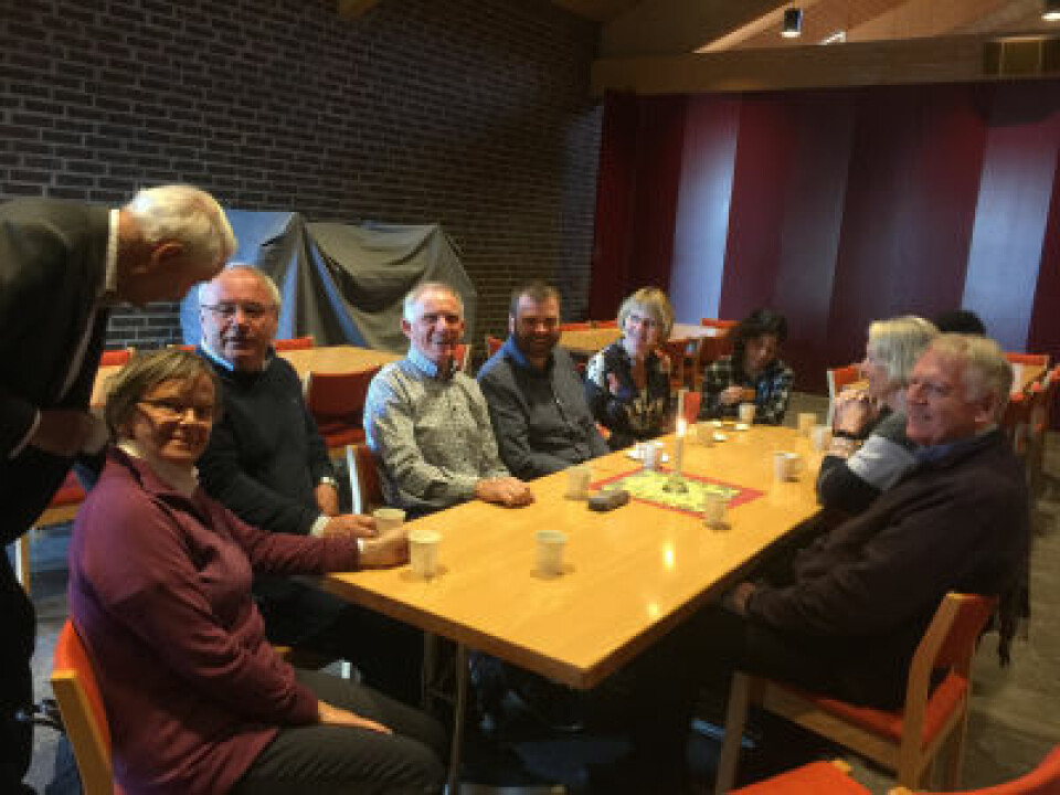 Flere ved bordet var med på å samle inn penger til ny kirke på Stovner, og var med på byggingen. Foto: Kjersti Opstad