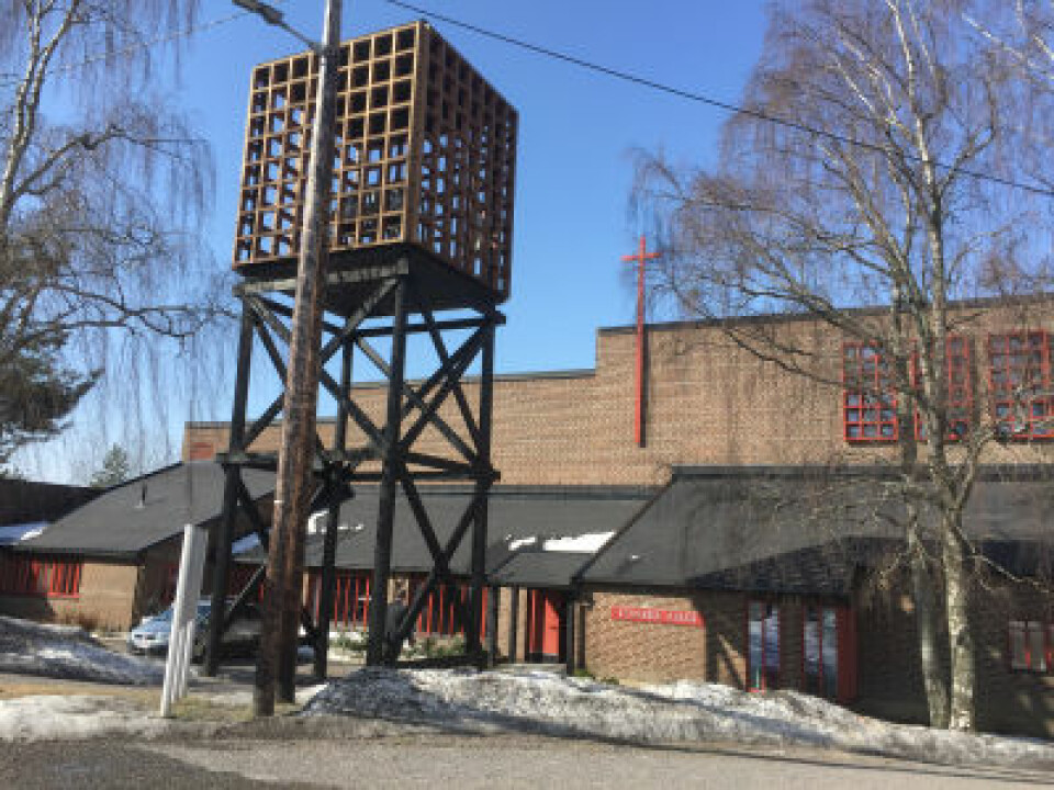 Nedleggingstruede Stovner kirke ble innviet i 1979. Den er bygget med rød teglstein. Foto: Kjersti Opstad