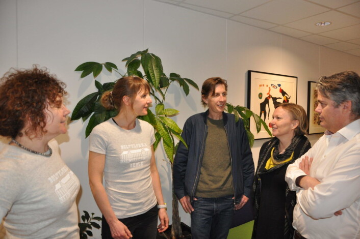 Foreldre ventet spent i pausen under møte i St. Hanshaugen bydelsutvalg tirsdag kveld. Fra venstre; Cecilie Wille, Hedda Bie, Knut Schreiner, Heidi Sande og FAU-leder Magnus Buflod. Foto: Arnsten Linstad Foreldre ventet spent i pausen under møte i St. Hanshaugen bydelsutvalg tirsdag kveld. Fra venstre; Cecilie Wille, Hedda Bie, Knut Schreiner, Heidi Sande og FAU-leder Magnus Buflod. Foto: Arnsten Linstad