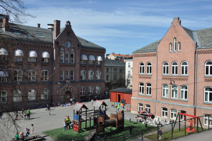 Bolteløkka skolegård er asfaltert og trang. Nå må kommunen sperre nedre del av Bolteløkka allé og kjøpe den private tomten vis-a-vis skolen, mener både bydelsutvalg og foreldre. Foto: Arnsten Linstad Bolteløkka skolegård er asfaltert og trang. Nå må kommunen sperre nedre del av Bolteløkka allé og kjøpe den private tomten vis-a-vis skolen, mener både bydelsutvalg og foreldre. Foto: Arnsten Linstad