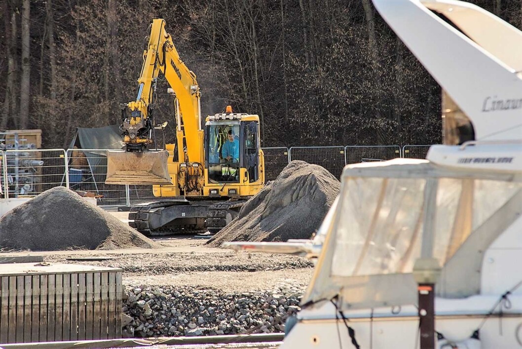14. mars sendte fylkesmannen i Oslo og Akershus ut stoppordre på anleggsarbeidene på den nye ro- og kajakkarenaen i Bestumkilen. Over en måned senere fortsetter arbeidene. Foto: Morten Lauveng Jørgensen 14. mars sendte fylkesmannen i Oslo og Akershus ut stoppordre på anleggsarbeidene på den nye ro- og kajakkarenaen i Bestumkilen. Over en måned senere fortsetter arbeidene. Foto: Morten Lauveng Jørgensen