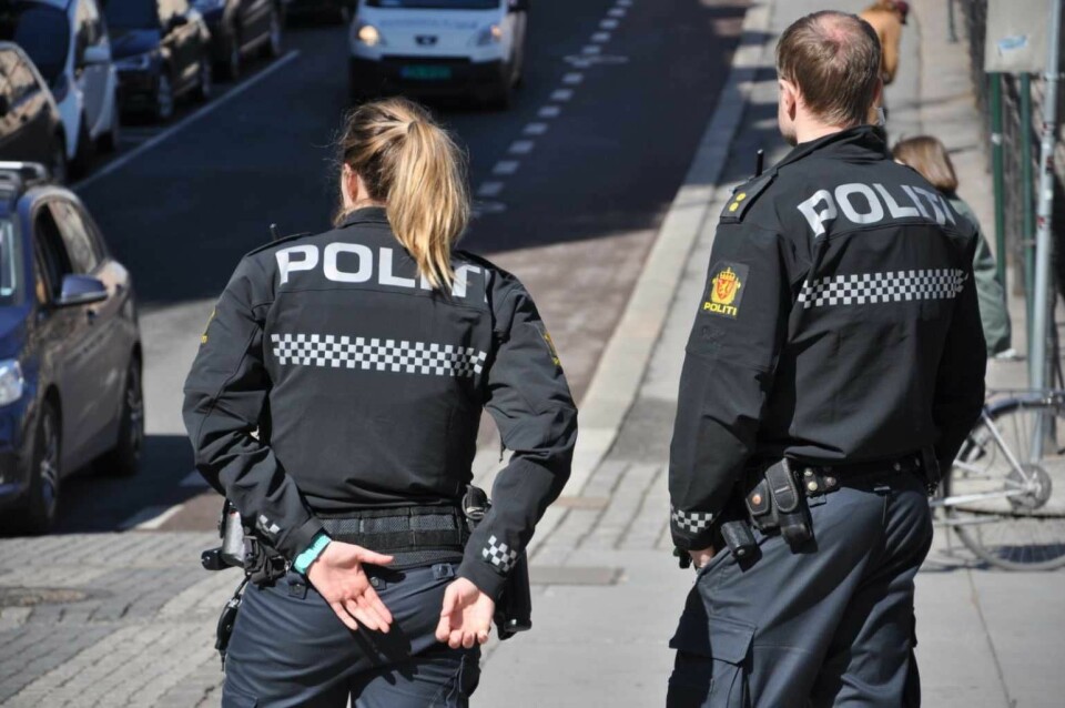 25-åringen ble bortvist fra Youngstorget før han kalte politiet 'motherfucker' og 'fucking bitch'. Politifolkene på bildet er på vanlig patrulje i Oslo sentrum. Foto: Arnsten Linstad
