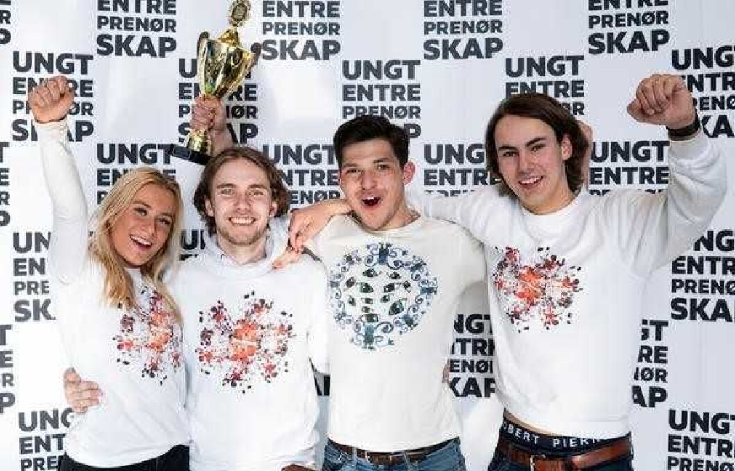 Jublende glade, driftige og samfunnsbevisste elever ved Kongshavn videregående skole. Fra venstre Mille Fusdahl, August Øverbye-Johnsgard, Philip Antonetti og Mathias Norheim. Foto: Ungt entreprenørskap Jublende glade, driftige og samfunnsbevisste elever ved Kongshavn videregående skole. Fra venstre Mille Fusdahl, August Øverbye-Johnsgard, Philip Antonetti og Mathias Norheim. Foto: Ungt entreprenørskap