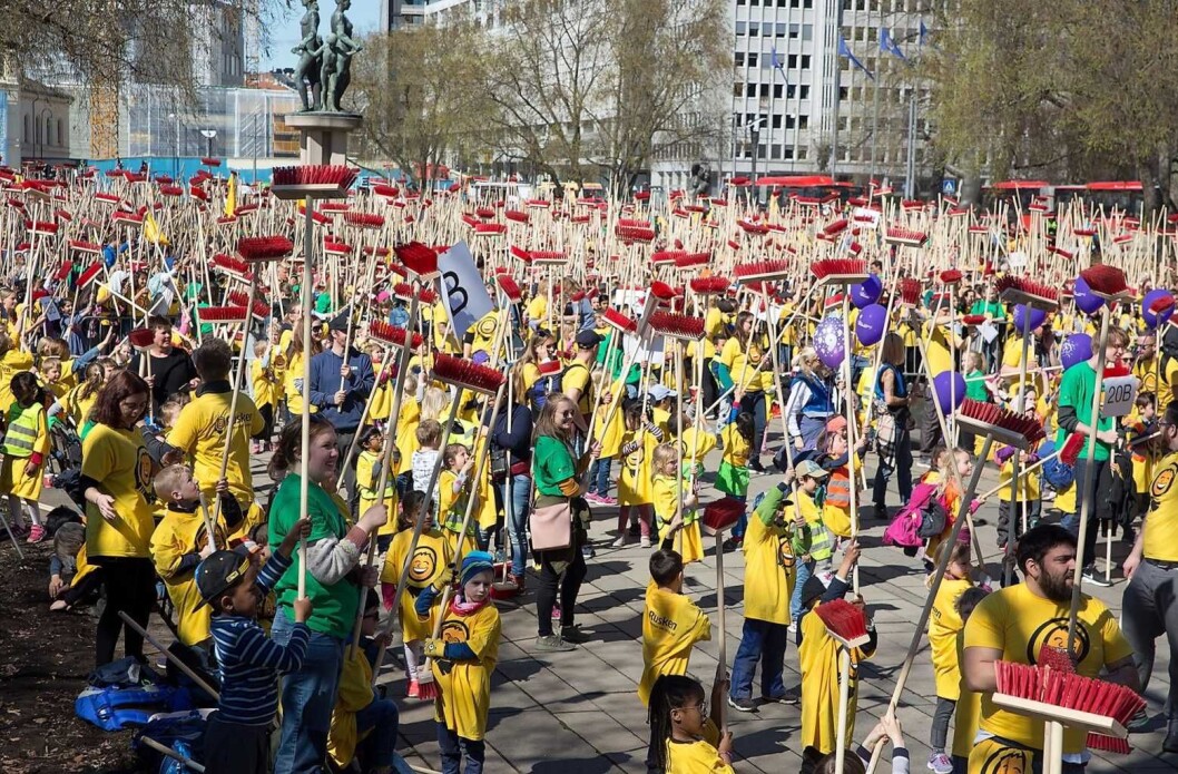 Over fem tusen røde feiekoster i været og ny verdensrekord på Rådhusplassen. Foto:Tuva F. Walaker, Kikkut Over fem tusen røde feiekoster i været og ny verdensrekord på Rådhusplassen. Foto:Tuva F. Walaker, Kikkut