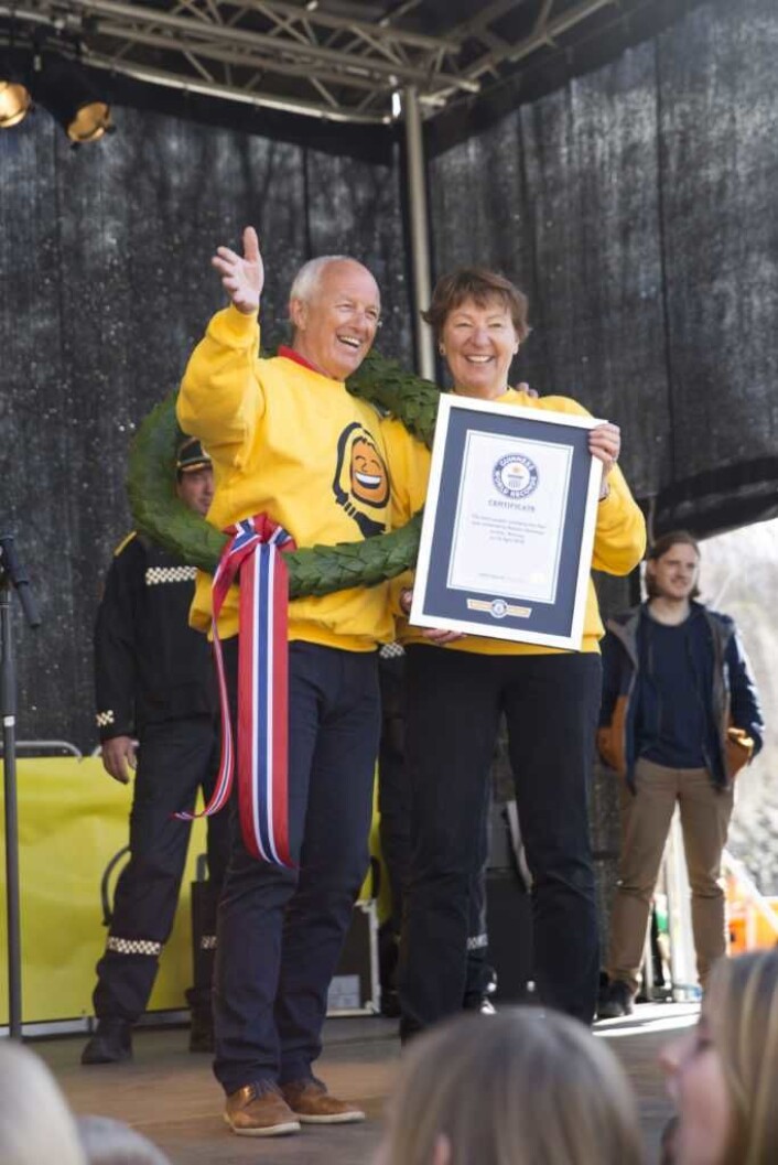 Ruskengeneral Jan Hauger og ordfører Marianne Borgen med laurbærkrans og diplom for godkjent verdensrekord. Foto: Tuva F. Walaker, Kikkut Ruskengeneral Jan Hauger og ordfører Marianne Borgen med laurbærkrans og diplom for godkjent verdensrekord. Foto: Tuva F. Walaker, Kikkut