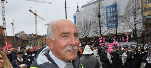 Steinar Saghaug har gått i 1. maitog i 70 år. I dag feiret han som han alltid gjør - han var togsjef i Oslo