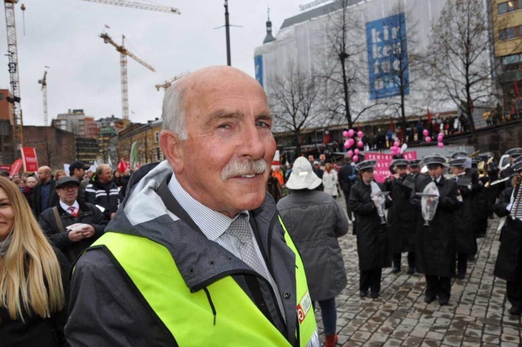 Steinar Saghaug fyller 71 år om to dager, og har gått i 1.maitog i 70 år på rad. Riktignok måtte han bæres de første par årene, men i dag feiret Oslos togsjef 70-årsjubileum. Foto: Arnsten Linstad Steinar Saghaug fyller 71 år om to dager, og har gått i 1.maitog i 70 år på rad. Riktignok måtte han bæres de første par årene, men i dag feiret Oslos togsjef 70-årsjubileum. Foto: Arnsten Linstad