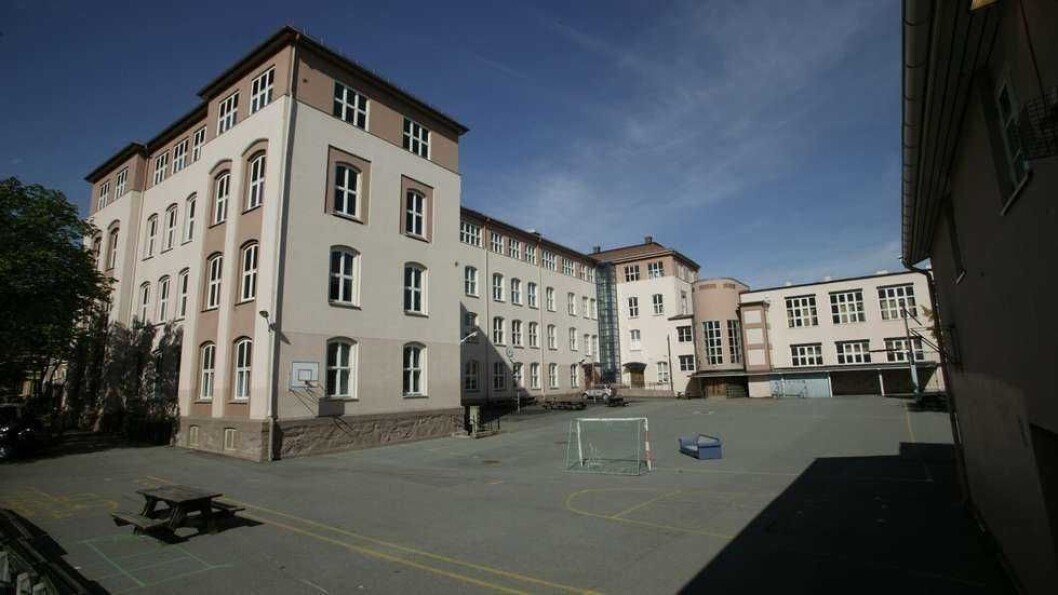 Diise gamle bygningene skal etter planen være erstattet med nye Ruseløkka skole om to år. Men store forsinkelser politisk behandling, riving og planlegging fører til at ingen nå kan si når skolen står klar. Foto: Anine Ung Diise gamle bygningene skal etter planen være erstattet med nye Ruseløkka skole om to år. Men store forsinkelser politisk behandling, riving og planlegging fører til at ingen nå kan si når skolen står klar. Foto: Anine Ung