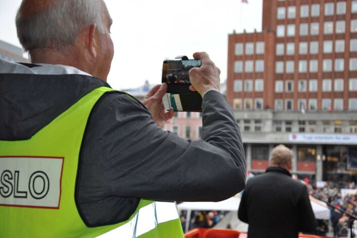 Mens byrådsleder Raymond Johansen (Ap) holder 1.maitalen på Youngstorget tar togsjef Steinar Saghaug bilder av partifellen. Foto: Arnsten Linstad Mens byrådsleder Raymond Johansen (Ap) holder 1.maitalen på Youngstorget tar togsjef Steinar Saghaug bilder av partifellen. Foto: Arnsten Linstad