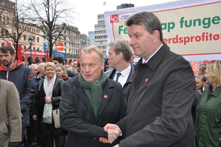 Byrådsleder Raymond Johansen (Ap) og LO-leder Hans-Christian Gabrielsen var hovedtalere på Youngstorget. Her gratulerer de hverandre med dagen før 1. maitoget marsjerer gjennom Oslos gater. Foto: Arnsten Linstad Byrådsleder Raymond Johansen (Ap) og LO-leder Hans-Christian Gabrielsen var hovedtalere på Youngstorget. Her gratulerer de hverandre med dagen før 1. maitoget marsjerer gjennom Oslos gater. Foto: Arnsten Linstad