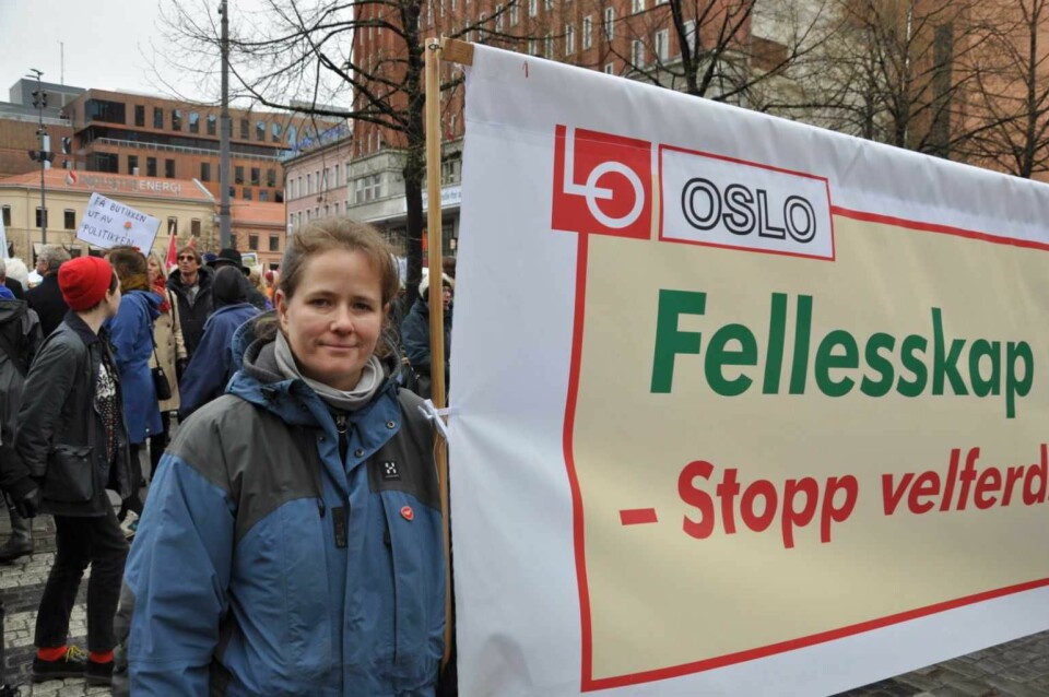 Anita Lie fra Jernbaneforbundet gikk aller først i Oslos 1.maitog med hovedparolen 'Fellesskap fungerer - stopp velferdsprofitørene'. Foto: Arnsten Linstad