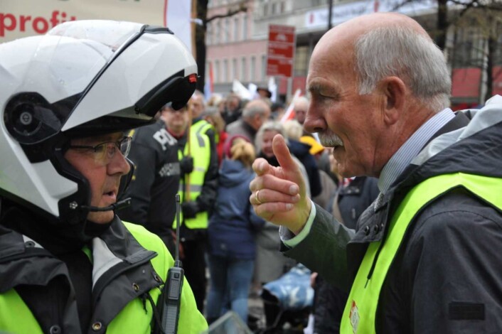 Sekunder før avgang fra Youngstorget sjekker togsjef Steinar Saghaug med politiet at alt er i orden. Foto: Arnsten Linstad Sekunder før avgang fra Youngstorget sjekker togsjef Steinar Saghaug med politiet at alt er i orden. Foto: Arnsten Linstad