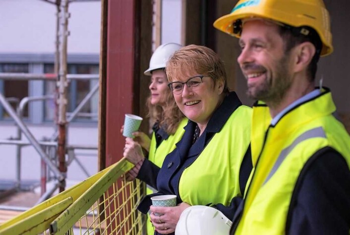 Kulturminister Trine Skei Grande ser fram åpningen av Vega Scene. Her nyter hun utsikten sammen med daglig leder Unnur Sande (bak) og Venstres tidligere kulturbyråd i Oslo og nå bystyrerepresentant, Hallstein Bjercke. Foto: Morten Lauveng Jørgensen Kulturminister Trine Skei Grande ser fram åpningen av Vega Scene. Her nyter hun utsikten sammen med daglig leder Unnur Sande (bak) og Venstres tidligere kulturbyråd i Oslo og nå bystyrerepresentant, Hallstein Bjercke. Foto: Morten Lauveng Jørgensen