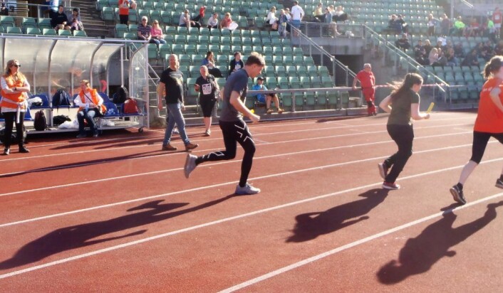 Det går mot rekord. NPEs ankermann, Inge Hansen jager lagene foran på selveste sjarmøretappen, samtidig som han jages av sin egen skygge gjennom nest siste sving på Bislett. Foto: Anders Høilund Det går mot rekord. NPEs ankermann, Inge Hansen jager lagene foran på selveste sjarmøretappen, samtidig som han jages av sin egen skygge gjennom nest siste sving på Bislett. Foto: Anders Høilund