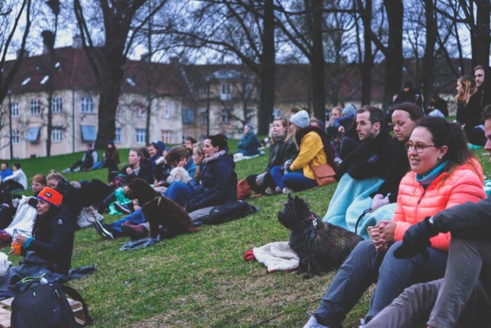 Opp mot 100 personer og minst 50 hunder fulgte med på gratisvisningen av Sofia Haugans film "Røverdatter". Før filmen ble alle oppfordret til å gi penger til veterinærfondet. Foto: Bjørnar Morønning Opp mot 100 personer og minst 50 hunder fulgte med på gratisvisningen av Sofia Haugans film "Røverdatter". Før filmen ble alle oppfordret til å gi penger til veterinærfondet. Foto: Bjørnar Morønning