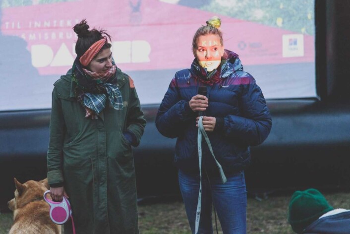 Sofia Haugan (t.v) og Caroline Holtet forteller om hjelpefondet før filmframvisningen. Foto: Bjørnar Morønning Sofia Haugan (t.v) og Caroline Holtet forteller om hjelpefondet før filmframvisningen. Foto: Bjørnar Morønning