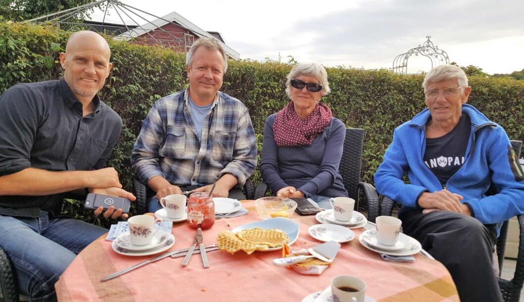Fra venstre: Martin Ellingsen, styreleder i Lindøya vel, Lars Askholt, og ekteparet Marit og Arne-Erik Ellingsen, i hagen til Ellingsen-hytta på Lindøya. Deres hytte var blant dem plan og bygg ville tvangsflytte. Foto: Tarjei Kidd Olsen Fra venstre: Martin Ellingsen, styreleder i Lindøya vel, Lars Askholt, og ekteparet Marit og Arne-Erik Ellingsen, i hagen til Ellingsen-hytta på Lindøya. Deres hytte var blant dem plan og bygg ville tvangsflytte. Foto: Tarjei Kidd Olsen