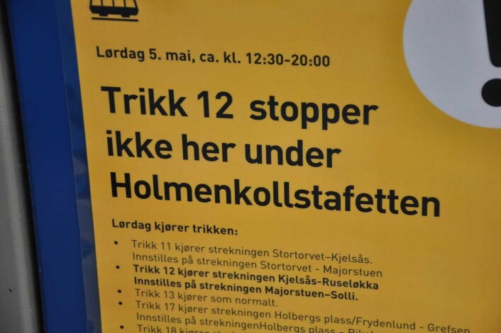 Disse gule skiltene henger ved trikkeholdeplasser i Oslo. Foto: Arnsten LInstad Disse gule skiltene henger ved trikkeholdeplasser i Oslo. Foto: Arnsten LInstad