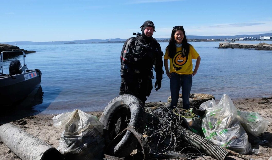 Dykker Pål Sandnes fra Drøbak Dykkerklubb og byråd for miljø og samferdsel Lan Marie Nguyen Berg (MdG) med noe av søppelet spom ble tatt opp fra havbunnen utenfor Huk lørdag. Foto: Christian Boger Dykker Pål Sandnes fra Drøbak Dykkerklubb og byråd for miljø og samferdsel Lan Marie Nguyen Berg (MdG) med noe av søppelet spom ble tatt opp fra havbunnen utenfor Huk lørdag. Foto: Christian Boger