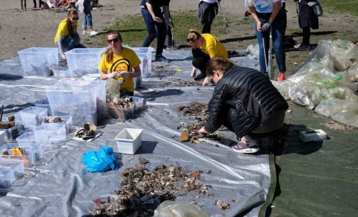 Det var store mengder plast og annet avfall på Huk som måtte sorteres før det ble sendt til gjenvinneng eller destruering. Foto: Christian Boger Det var store mengder plast og annet avfall på Huk som måtte sorteres før det ble sendt til gjenvinneng eller destruering. Foto: Christian Boger