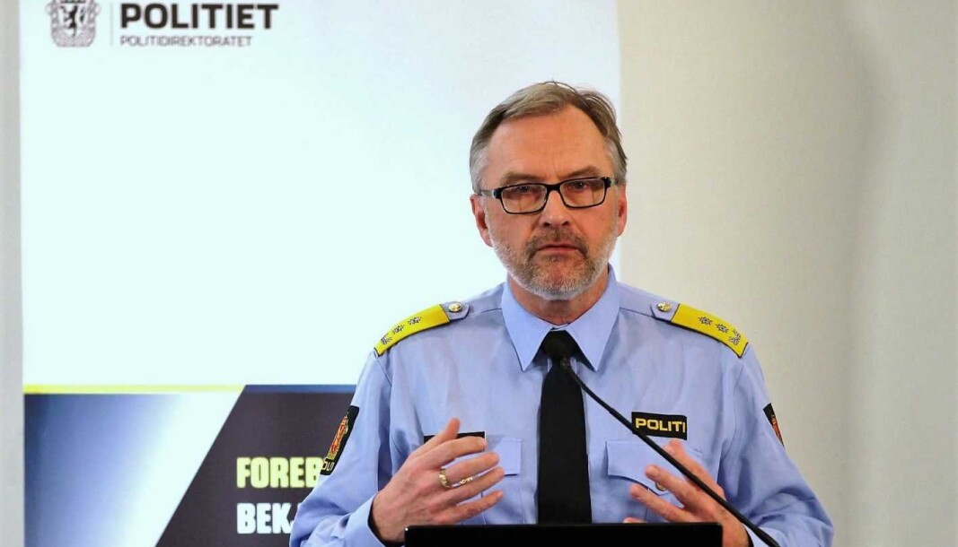 Våpeninnleveringen til Hans Sverre Sjøvold, tidligere politimester i Oslo og PST-sjef, skapte betydelige problemer for politiet. Nå skal etaten gjennomgå sine varslingsrutiner. Våpeninnleveringen til Hans Sverre Sjøvold, tidligere politimester i Oslo og PST-sjef, skapte betydelige problemer for politiet. Nå skal etaten gjennomgå sine varslingsrutiner.