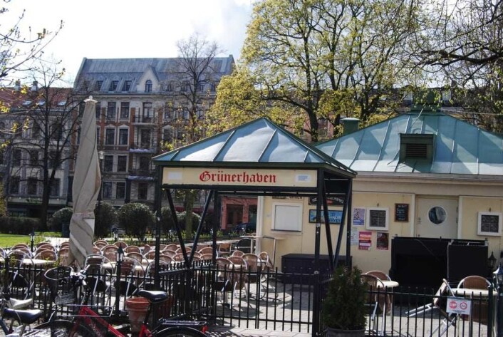 Grünerhaven har holdt til ved Olaf Ryes plass i 40 år. Da byrådets skjenkeforslag kom, fryktet innehaver Silvia Fartum at det betydde kroken på døra for den populære uteserveringen. Foto: Flickr Grünerhaven har holdt til ved Olaf Ryes plass i 40 år. Da byrådets skjenkeforslag kom, fryktet innehaver Silvia Fartum at det betydde kroken på døra for den populære uteserveringen. Foto: Flickr
