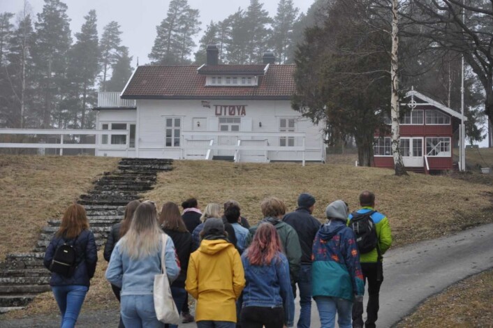 Elevene fra Ringerike folkehøyskole møtes av en bygning de har sett utallige bilder av. Foto: Arnsten Linstad Elevene fra Ringerike folkehøyskole møtes av en bygning de har sett utallige bilder av. Foto: Arnsten Linstad
