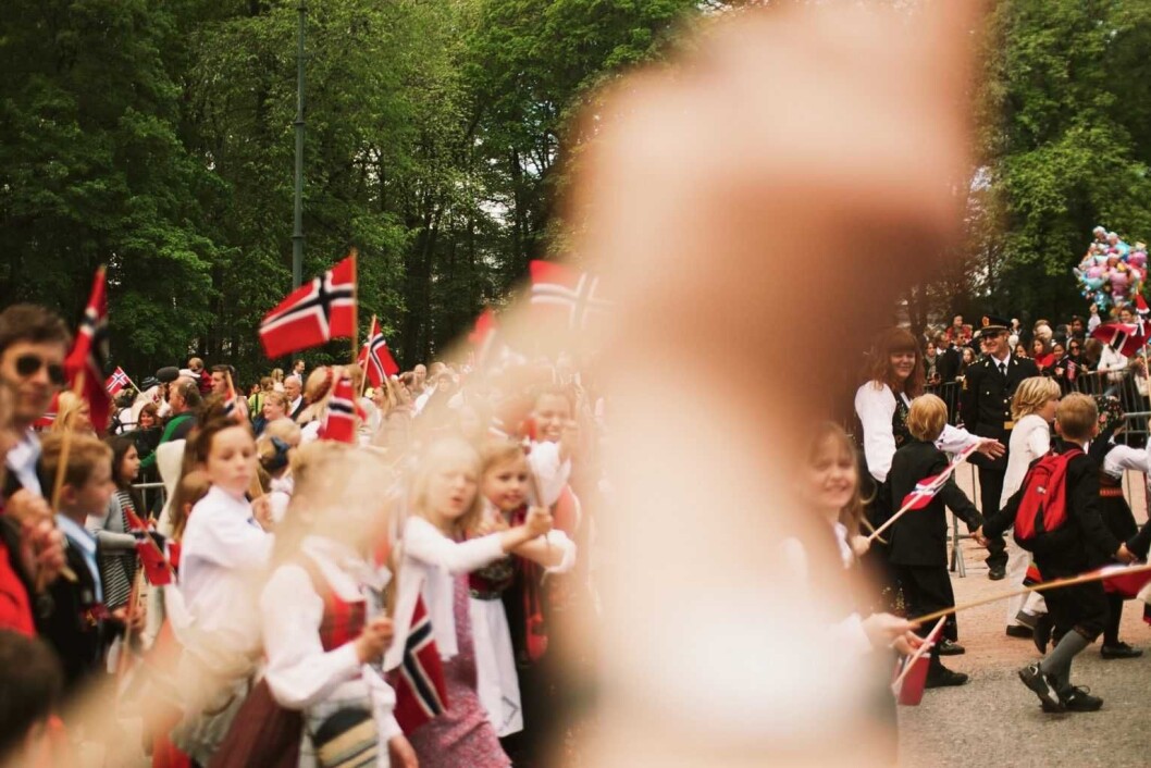 Urra sier hurra. Uranienborg skole på vei opp mot Slottet. Foto: Thomas Røst Stenerud / Flickr Urra sier hurra. Uranienborg skole på vei opp mot Slottet. Foto: Thomas Røst Stenerud / Flickr