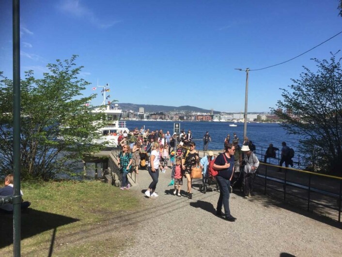 Vi var mange som tok turen over til Hovedøya denne dagen. Noen for å delta i gudstjenesten, men de fleste for å nyte det vakre sommerværet på de fantastiske øyperlene våre. Foto: Kjersti Opstad Vi var mange som tok turen over til Hovedøya denne dagen. Noen for å delta i gudstjenesten, men de fleste for å nyte det vakre sommerværet på de fantastiske øyperlene våre. Foto: Kjersti Opstad