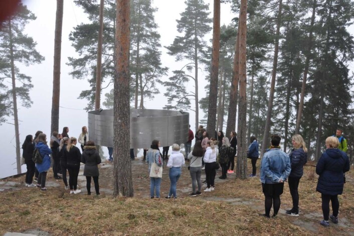 Elever fra Ringerike folkehøyskole ved minnesmerke på Utøya. Foto: Arnsten Linstad Elever fra Ringerike folkehøyskole ved minnesmerke på Utøya. Foto: Arnsten Linstad