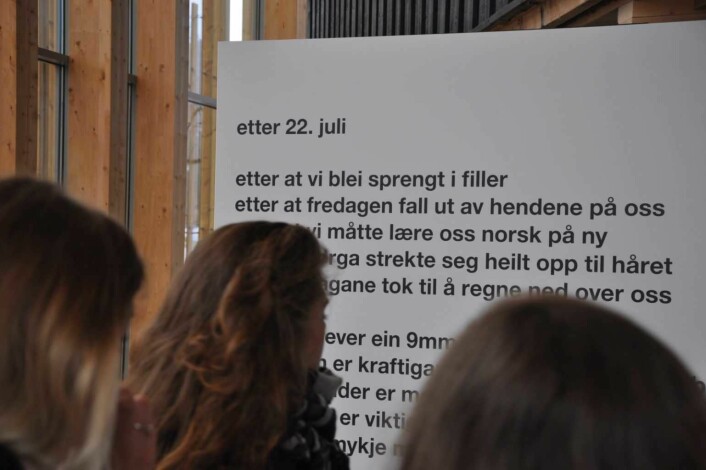 Inne i Hegnhuset, men utenfor Kafèbygget, møtes man av Frode Gryttens dikt om 22. juli 2011. Foto: Arnsten Linstad