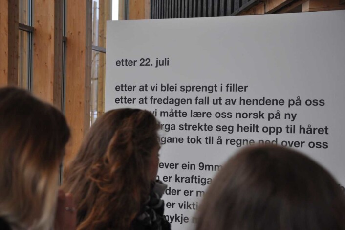 Inne i Hegnhuset, men utenfor Kafèbygget, møtes man av Frode Gryttens dikt om 22. juli 2011. Foto: Arnsten Linstad Inne i Hegnhuset, men utenfor Kafèbygget, møtes man av Frode Gryttens dikt om 22. juli 2011. Foto: Arnsten Linstad