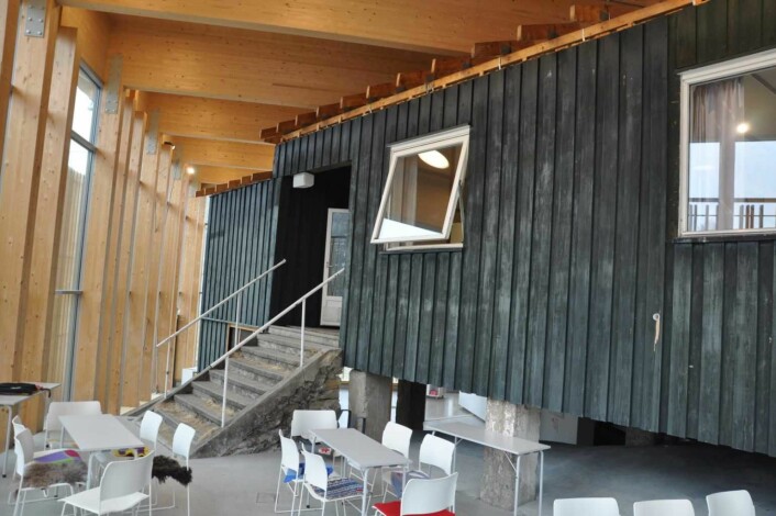 Deler av Kafèbygget er bevart på Utøya. Inne danner tekstmeldinger fra 22. juli en tidslinje over de grusomme drapene. Foto: Arnsten Linstad