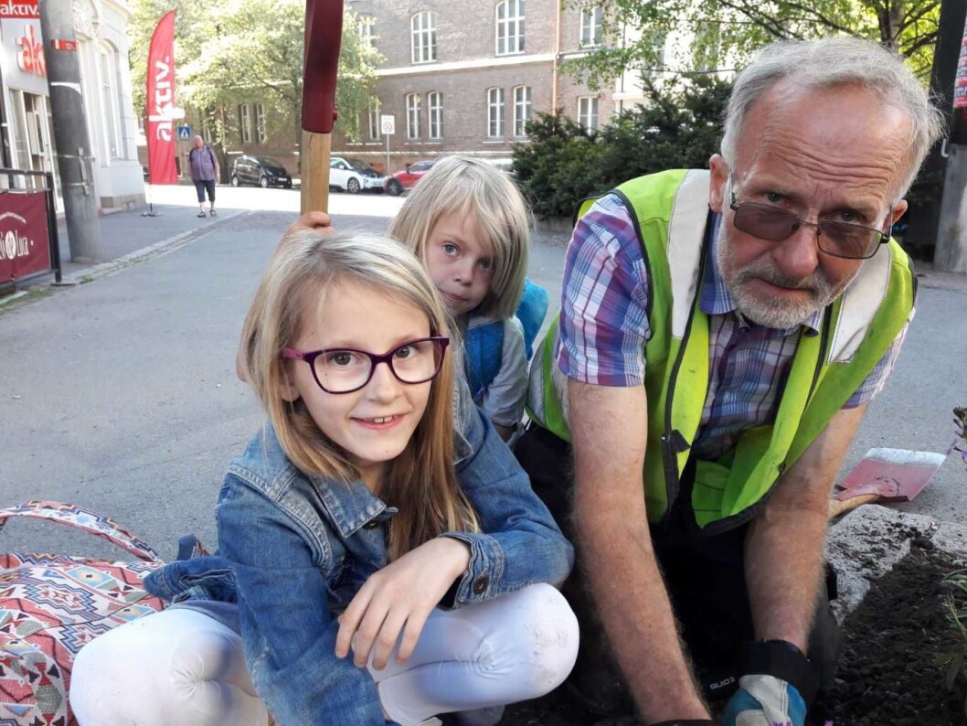 Gartner Erling Riis er en god pedagog for barna, og veileder Sarah fra femteklasse. Sarahs fadderbarn Thale er med som en slags lærling, og får holde spaden så lenge. Foto: Anders Høilund Gartner Erling Riis er en god pedagog for barna, og veileder Sarah fra femteklasse. Sarahs fadderbarn Thale er med som en slags lærling, og får holde spaden så lenge. Foto: Anders Høilund