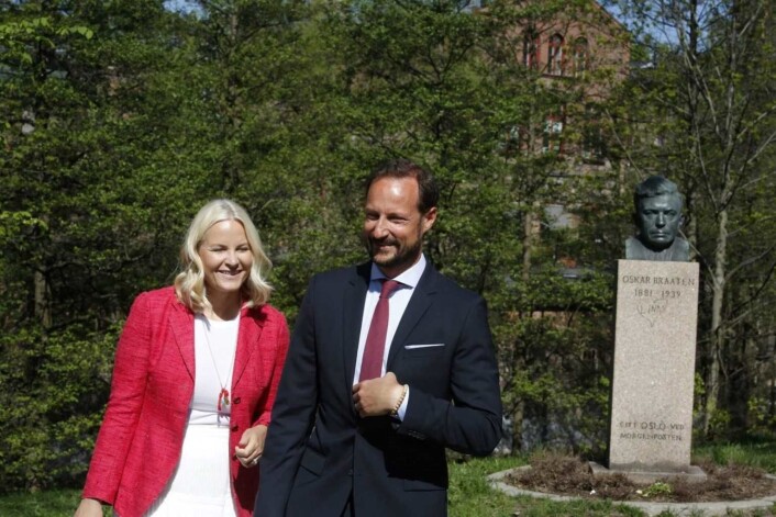 Kronprinsparet fikk trolig et glimt av Akerselva da de fikk se bysten av forfatteren Oskar Braathen ved Beierbrua og Hønse-Lovisas hus på Sagene. Foto: Eivor Eriksen Kronprinsparet fikk trolig et glimt av Akerselva da de fikk se bysten av forfatteren Oskar Braathen ved Beierbrua og Hønse-Lovisas hus på Sagene. Foto: Eivor Eriksen