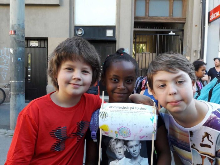 Popstjernene Marcus og Martinus er med på plantingen. Victor til venstre har skrevet på plakaten Maida holder. Maida er fadderbarnet til Linus (t.h) Foto: Anders Høilund Popstjernene Marcus og Martinus er med på plantingen. Victor til venstre har skrevet på plakaten Maida holder. Maida er fadderbarnet til Linus (t.h) Foto: Anders Høilund