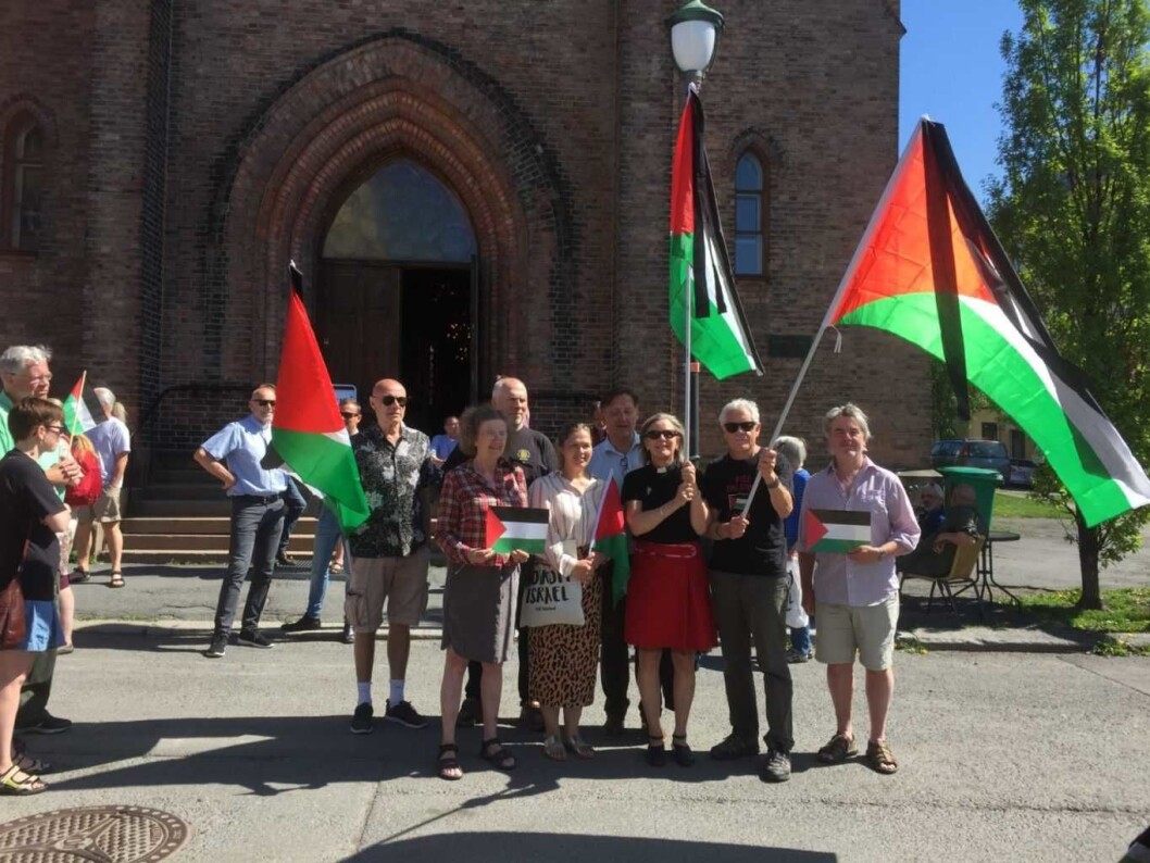 - Vi kjemper for menneskeverdet, sa de på kirketrappen og holdt hardt i palestinaflaggene med sørgebånd på. Foto: Kjersti Opstad - Vi kjemper for menneskeverdet, sa de på kirketrappen og holdt hardt i palestinaflaggene med sørgebånd på. Foto: Kjersti Opstad