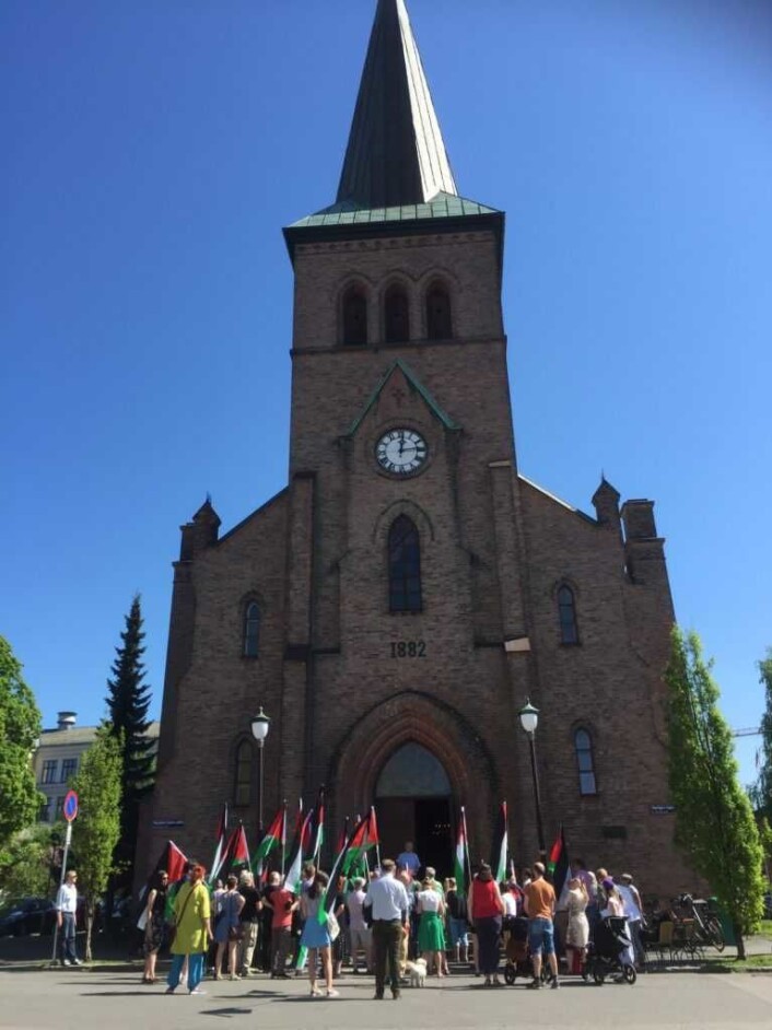 Vi er en stor gjeng som møter opp for å markere solidaritet med det palestinske folket denne varme maidagen. Foto: Kjersti Opstad Vi er en stor gjeng som møter opp for å markere solidaritet med det palestinske folket denne varme maidagen. Foto: Kjersti Opstad