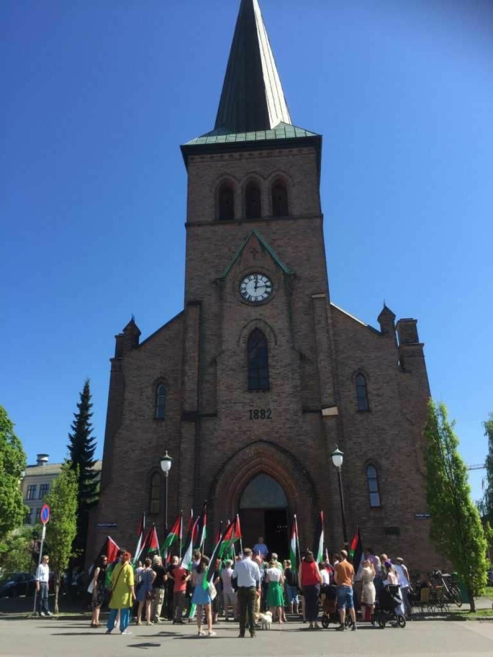 Vi er en stor gjeng som møter opp for å markere solidaritet med det palestinske folket denne varme maidagen. Foto: Kjersti Opstad
