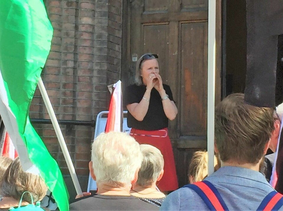 Sogneprest i Kampen menighet, Marit Skjeggestad, ønsker oss velkommen og minner om den større markeringen foran Stortinget senere på dagen. Foto: Kjersti Opstad