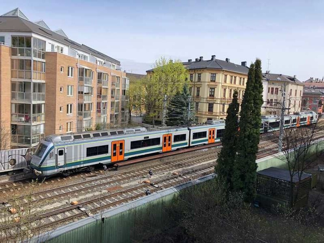 Togstøyen er blitt verre etter påske, mener beboere i Gamlebyen. � Kan skyldes sluresår på skinner, svarer Bane Nor. Foto: Stian Maurveg Togstøyen er blitt verre etter påske, mener beboere i Gamlebyen. � Kan skyldes sluresår på skinner, svarer Bane Nor. Foto: Stian Maurveg