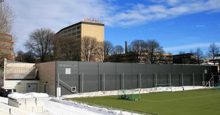 Det er på toppen av den eksisterende Grünerhallen at plan- og bygningsetaten og Fylkesmannen vil bygge den nye flerbrukshallen på Dælenenga. Foto: Vidar Iversen / Wikimedia Commons Det er på toppen av den eksisterende Grünerhallen at plan- og bygningsetaten og Fylkesmannen vil bygge den nye flerbrukshallen på Dælenenga. Foto: Vidar Iversen / Wikimedia Commons