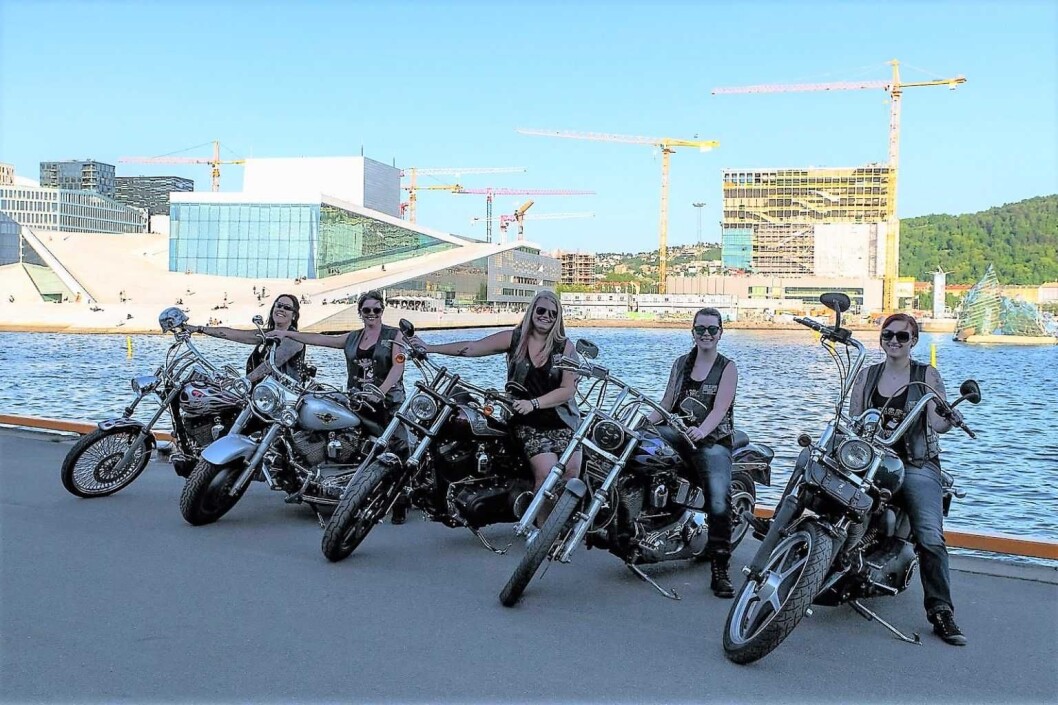 Operaen kom helt i skyggen da Bekka, Gry, Jeanette, Vanja og Maria i motorsykkelklubben Mensen stilte opp med syklene sine på Langkaia. Foto: Anna Carlsson Operaen kom helt i skyggen da Bekka, Gry, Jeanette, Vanja og Maria i motorsykkelklubben Mensen stilte opp med syklene sine på Langkaia. Foto: Anna Carlsson