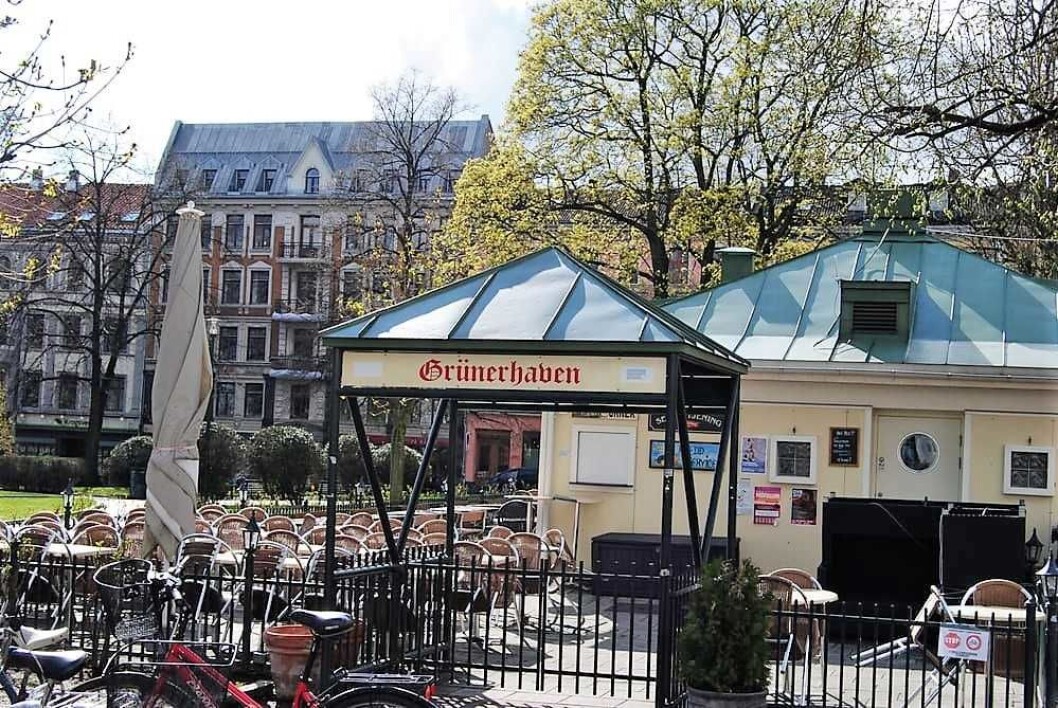 Opprinnelig foreslo byrådet å redusere skjenketidenmed en time utendørs for mange serveringssteder i Oslos bydeler. Nå blir ikke endringene noe av etter onsdagens bystyremøte. Foto: Ole B. / Yelp Opprinnelig foreslo byrådet å redusere skjenketidenmed en time utendørs for mange serveringssteder i Oslos bydeler. Nå blir ikke endringene noe av etter onsdagens bystyremøte. Foto: Ole B. / Yelp