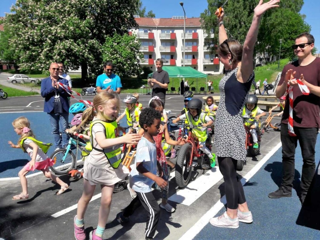 Byråd Hanne Marcussen klippet snora og åpnet Iladalen aktivitetsanlegg. Bydelsutvalgsleder Helge Stoltenberg (tv) og Iladalens venners Tommy Gulliksen applauder barna fra Vøyensvingen barnehage. Foto: Anders Høilund Byråd Hanne Marcussen klippet snora og åpnet Iladalen aktivitetsanlegg. Bydelsutvalgsleder Helge Stoltenberg (tv) og Iladalens venners Tommy Gulliksen applauder barna fra Vøyensvingen barnehage. Foto: Anders Høilund