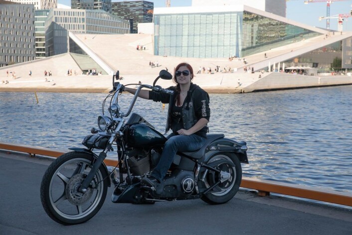 Maria er Vice President og kjører en Harley Dacidson med apeheng-styre. Foto: Anna Carlsson Maria er Vice President og kjører en Harley Dacidson med apeheng-styre. Foto: Anna Carlsson
